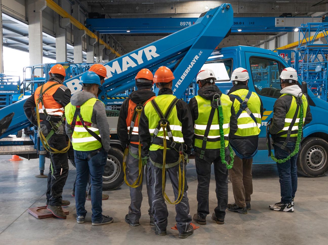 Teilnehmer einer Sicherheitsschulung bei Arbeitsbühne