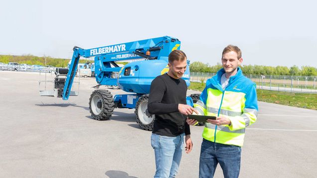 Übergabe einer Bühne am Felbermayr-Firmengelände