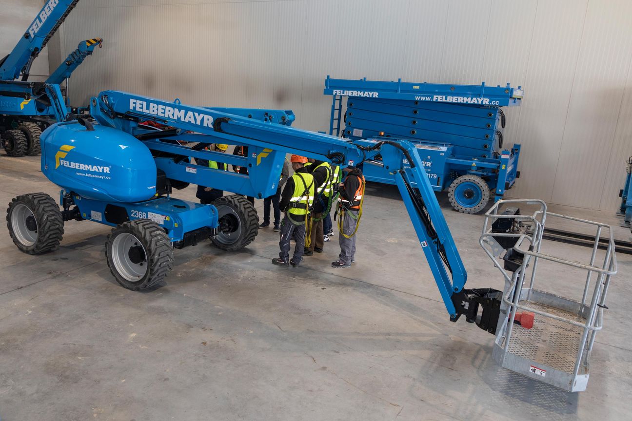 IPAF safety training in front of a sky blue articulated telescopic platform from Felbermayr