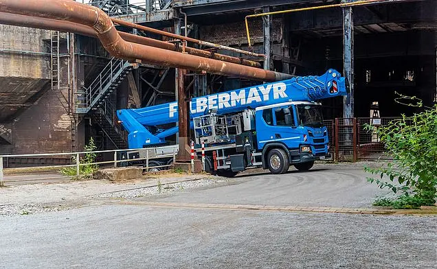 Slide Felbermayr Lkw-Bühne auf dem Weg zum Einsatzort
