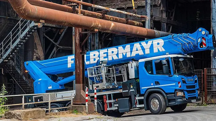 Felbermayr Lkw-Bühne auf dem Weg zum Einsatzort