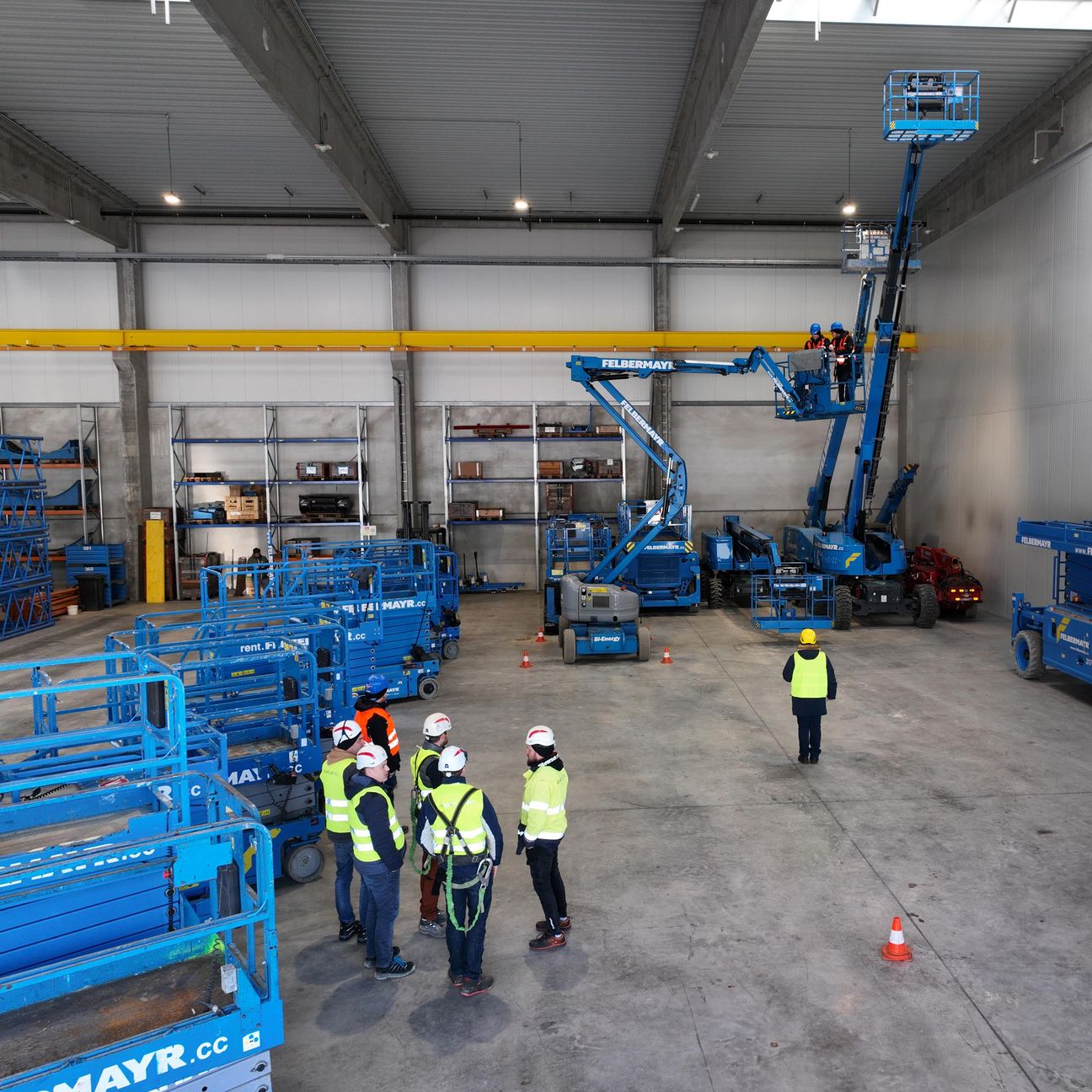 Arbeitsbühnen-Schulungsteilnehmer beim Praxis-Teil