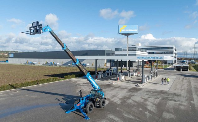 Slide Neuer F-18 TSX Teleskopstapler neben Felbermayr-Betriebstankstelle