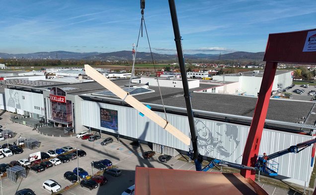Slide DAs Sitzkreuz des roten Stuhls wird mit einem Mobilkran eingehoben und positioniert