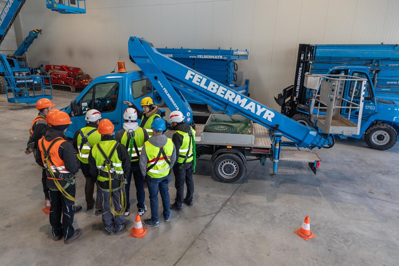 Einschulung der IPAF Teilnehmer an einer LKW Arbeitsbühne