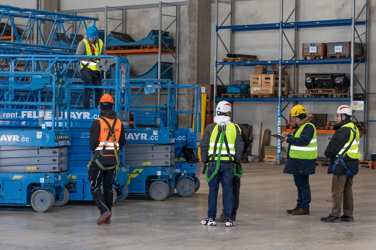 Teilnehmer beim IPAF Sicherheitstraining für Arbeitsbühnen