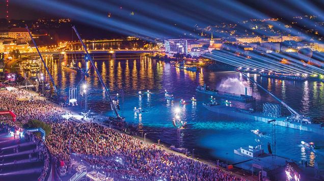 Звуков облак в Линц във вечерното настроение. Устройства на Felbermayr във вода и на сушата.