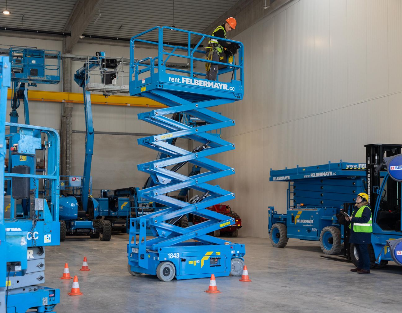 Eine Arbeitsbühne im Einsatz bei einer Einschulung