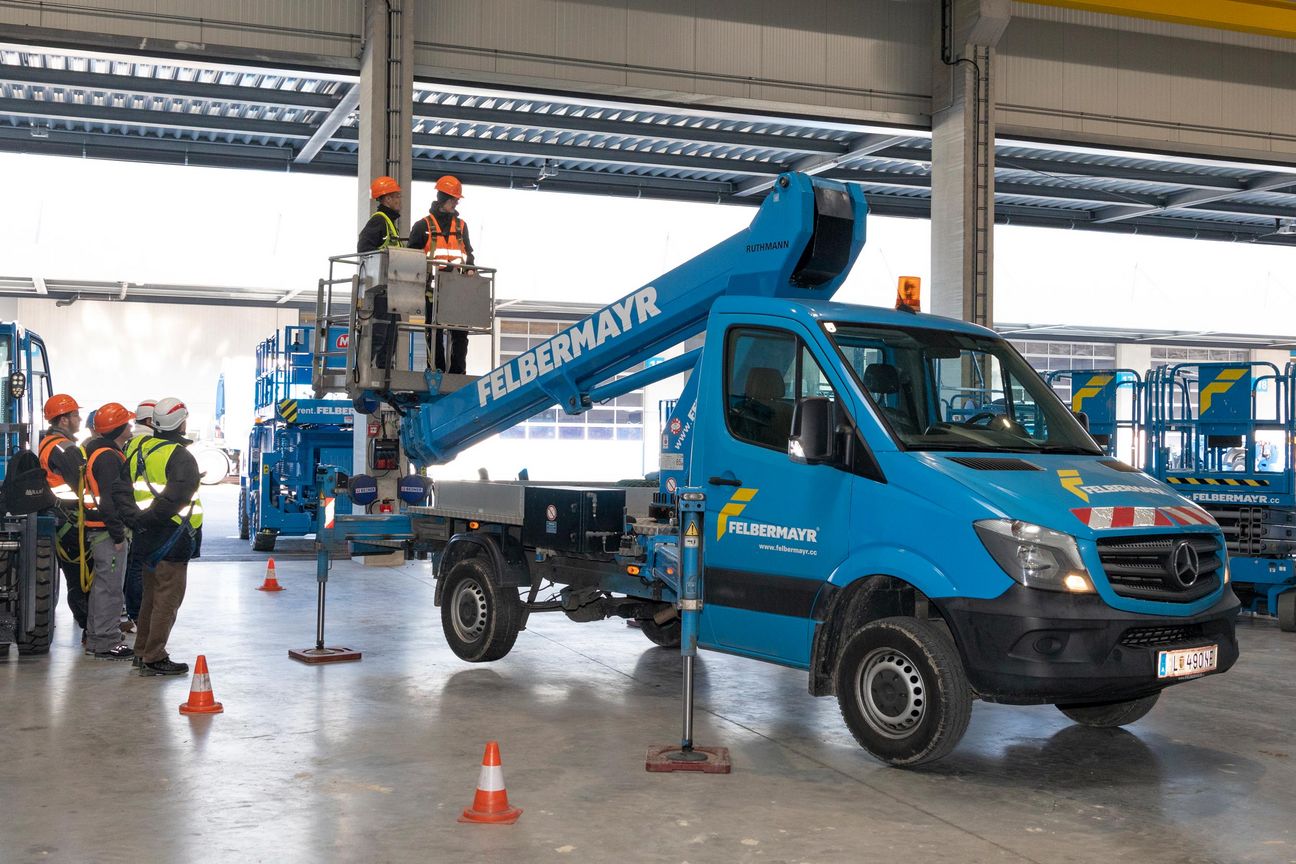 Teilnehmer bei einer Einschulung an einer LKW-Arbeitsbühne