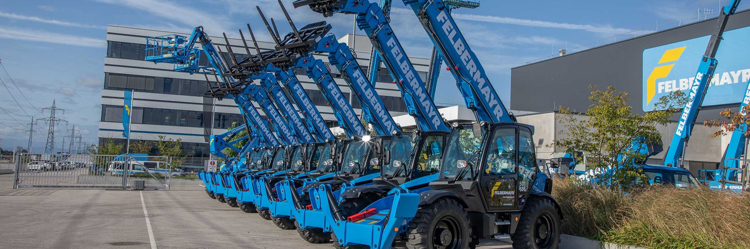 30 new, powerful telescopic forklifts available Slider