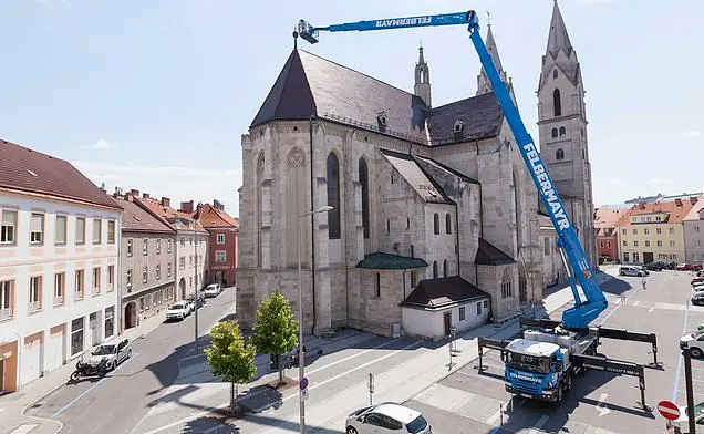 Slide Felbermayr Lkw-Bühne bei Inspektionsarbeiten einer Kirche im Einsatz