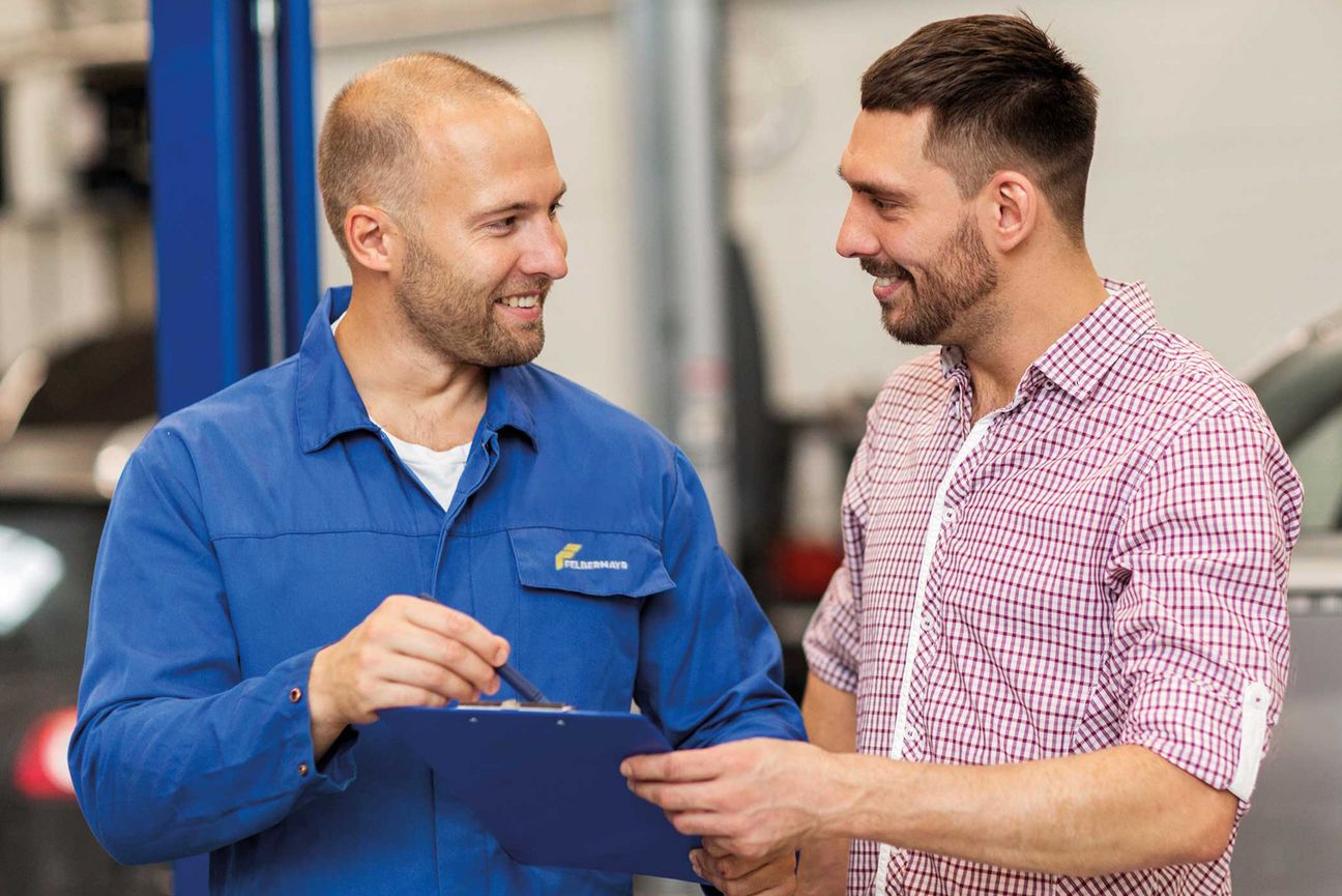 Ein Mitarbeiter berät einen Kunden bei einer Bühnenanfrage