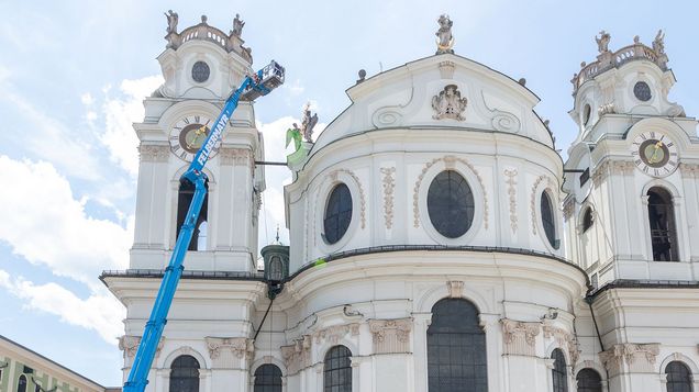 Begutachtung der Kollegienkirche in Salzburg mittels Lkw-Bühne F-70 LTK von Felbermayr