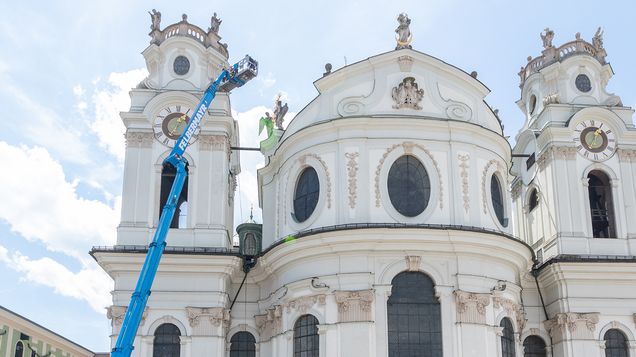 Begutachtung der Kollegienkirche in Salzburg mittels Lkw-Bühne F-70 LTK von Felbermayr