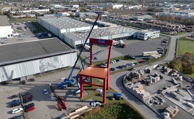 Slide Der Mobilkran und mehrere Gelenkbühnen arbeiten unter beengten Platzverhältnissen 