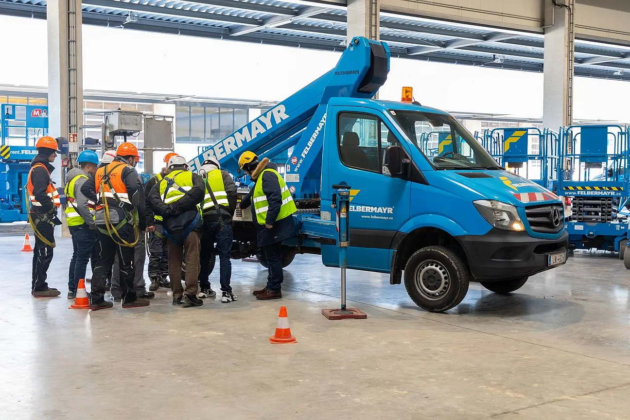 © Felbermayr/Weickinger Schulung an einer LKW Arbeitsbühne