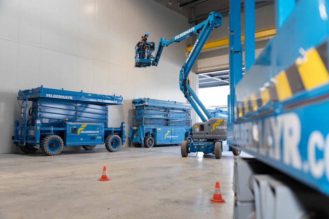 Teilnehmer an IPAF Schulung auf einer Gelenkteleskopbühne