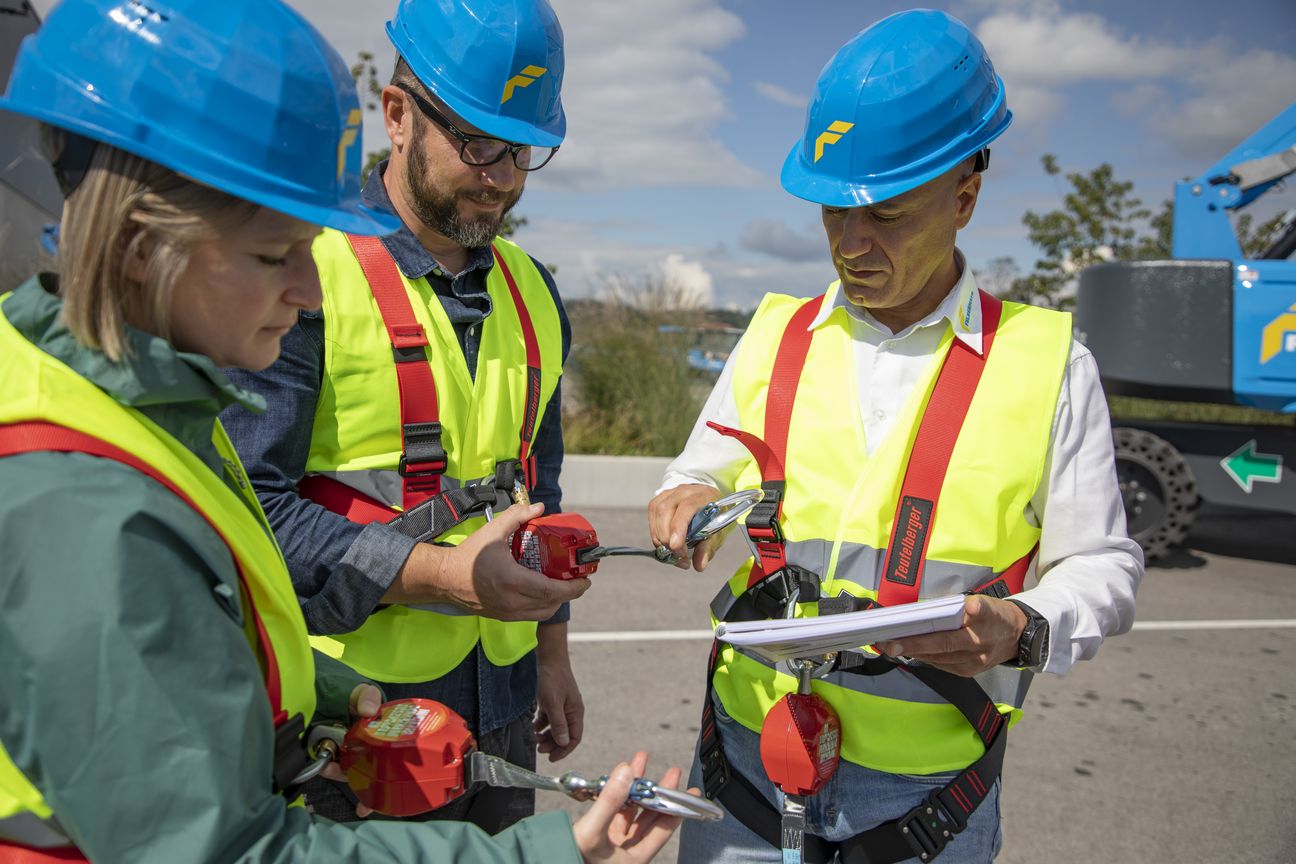3 Personen bei einer Sicherheitseinweisung 