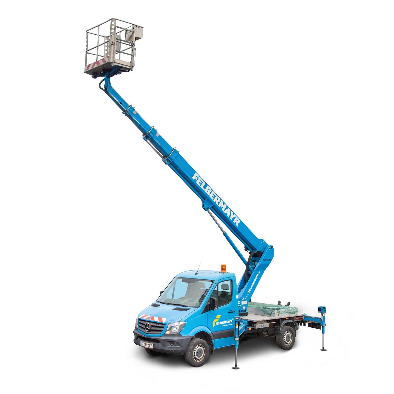 Ausgefahrene Lkw-Bühne auf weissem Hintergrund