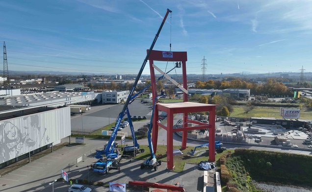 Slide Mit einem 90-Tonnen-Mobilkran und mehreren Gelenkbühnen führte Felbermayr die Sanierung des weltgrößten Stuhls am XXXLutz-Gelände in St. Florian durch.