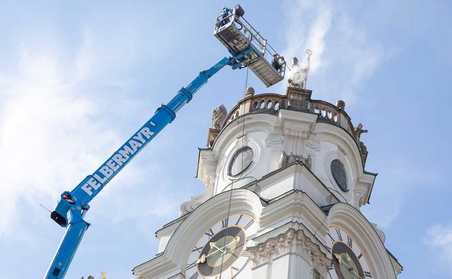 Slide F-70 LTK im Einsatz vor Kollegienkirche in Salzburg