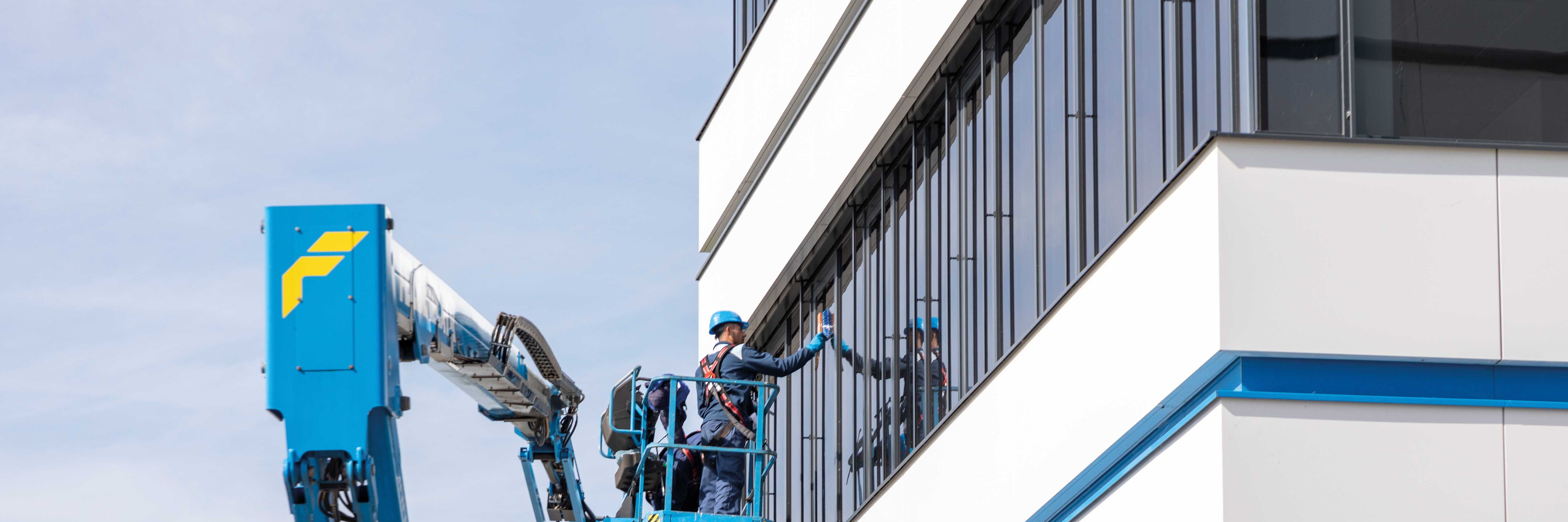 Safety at height when working on platforms — tips from a safety expert Slider