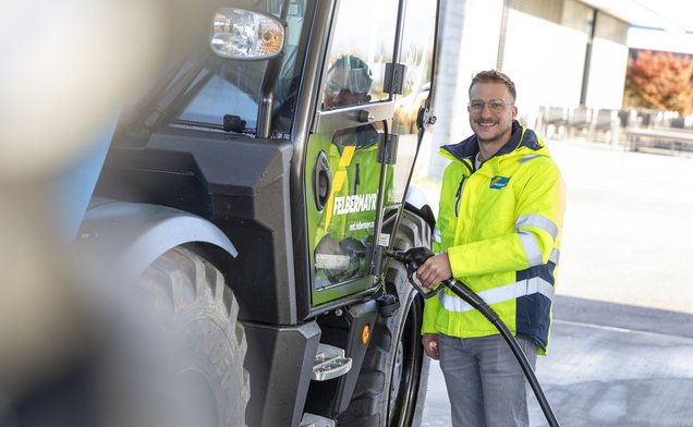 Slide Ein Felbermayr Mitarbeiter betankt einen Teleskopstapler mit HVO.