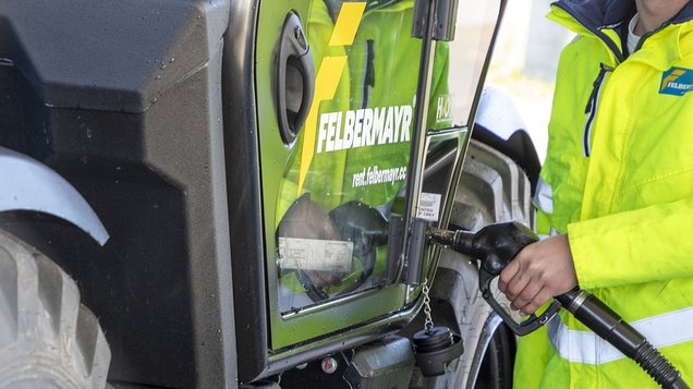 Ein Felbermayr Mitarbeiter betankt einen Teleskopstapler mit HVO.