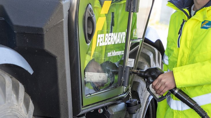 Un angajat Felbermayr alimentează un stivuitor telescopic cu HVO.